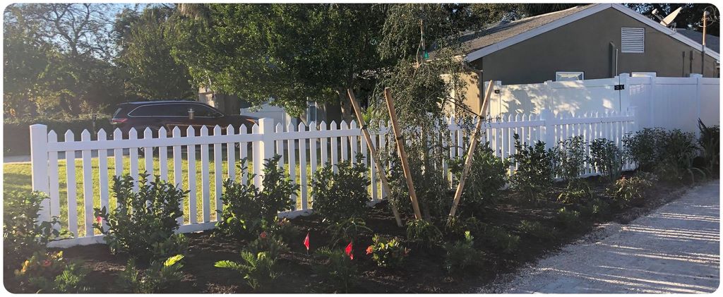 4 ft spear top vinyl picket fence in Seminole