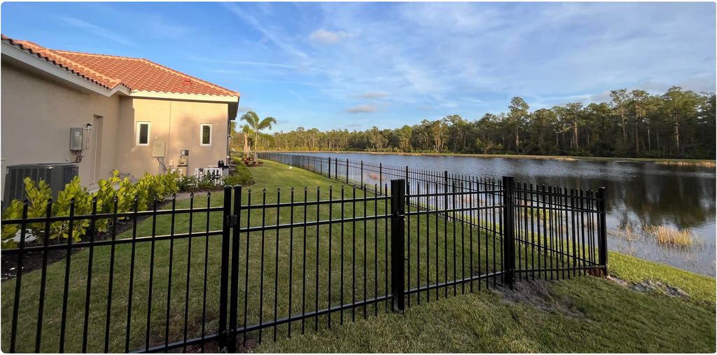 5 ft white vinyl separator fence for suburban yard