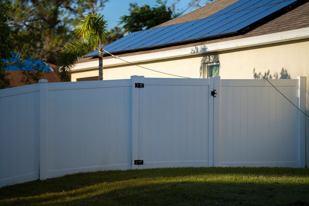 New Port Richey vinyl fence installation with palm backdrop