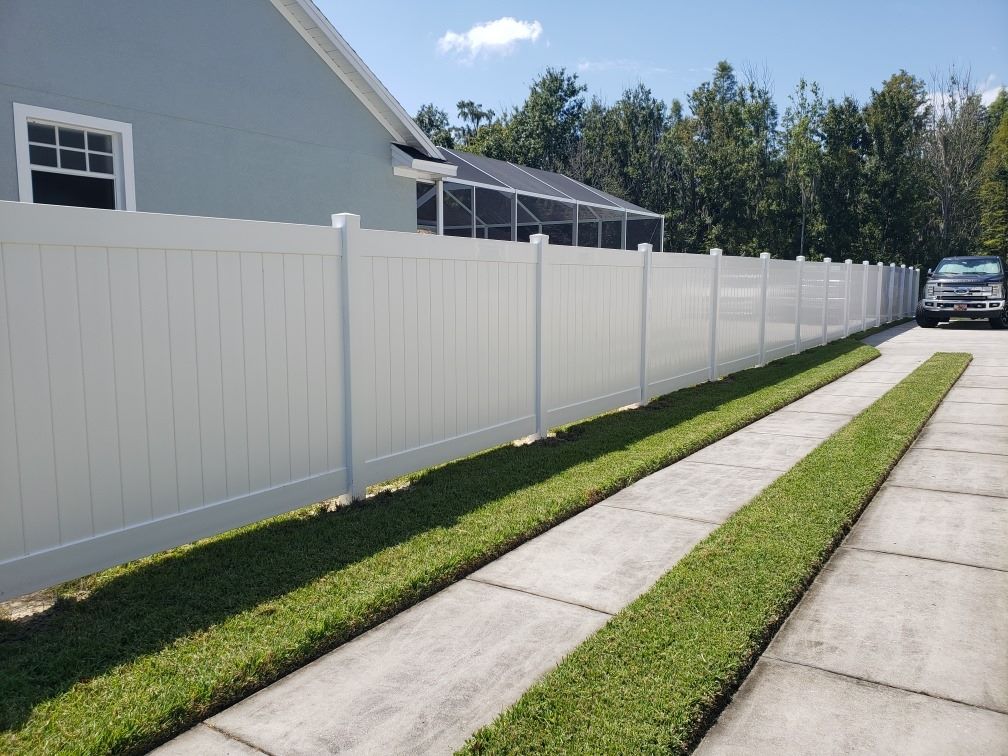 White vinyl gate and driveway fence install